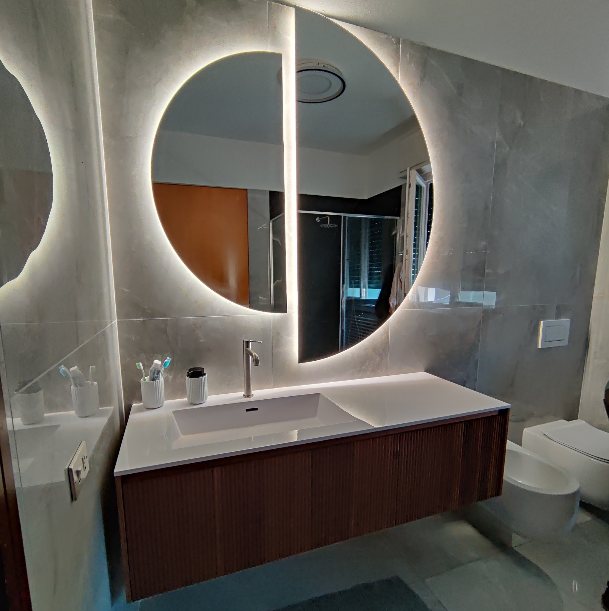 Bagno completo con mobile lavabo e specchio retroilluminato