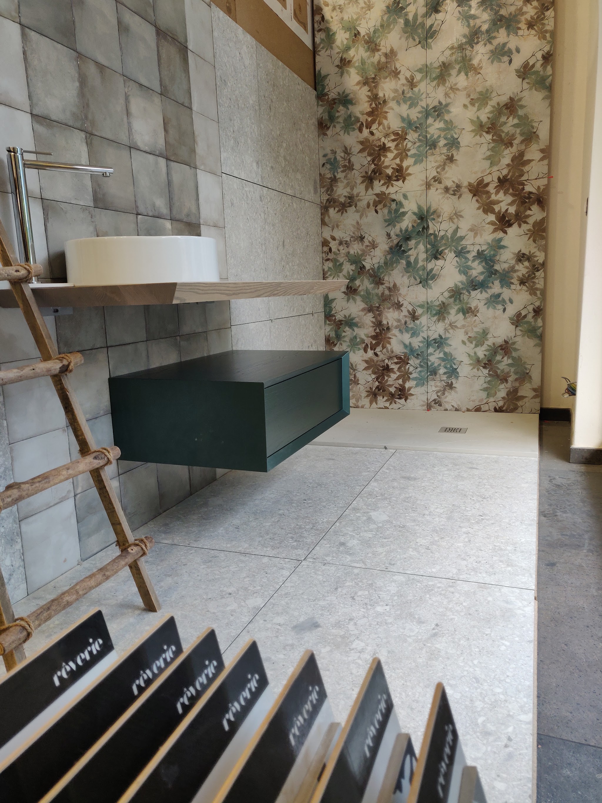 Esposizione di rivestimenti e composizione bagno De Leo