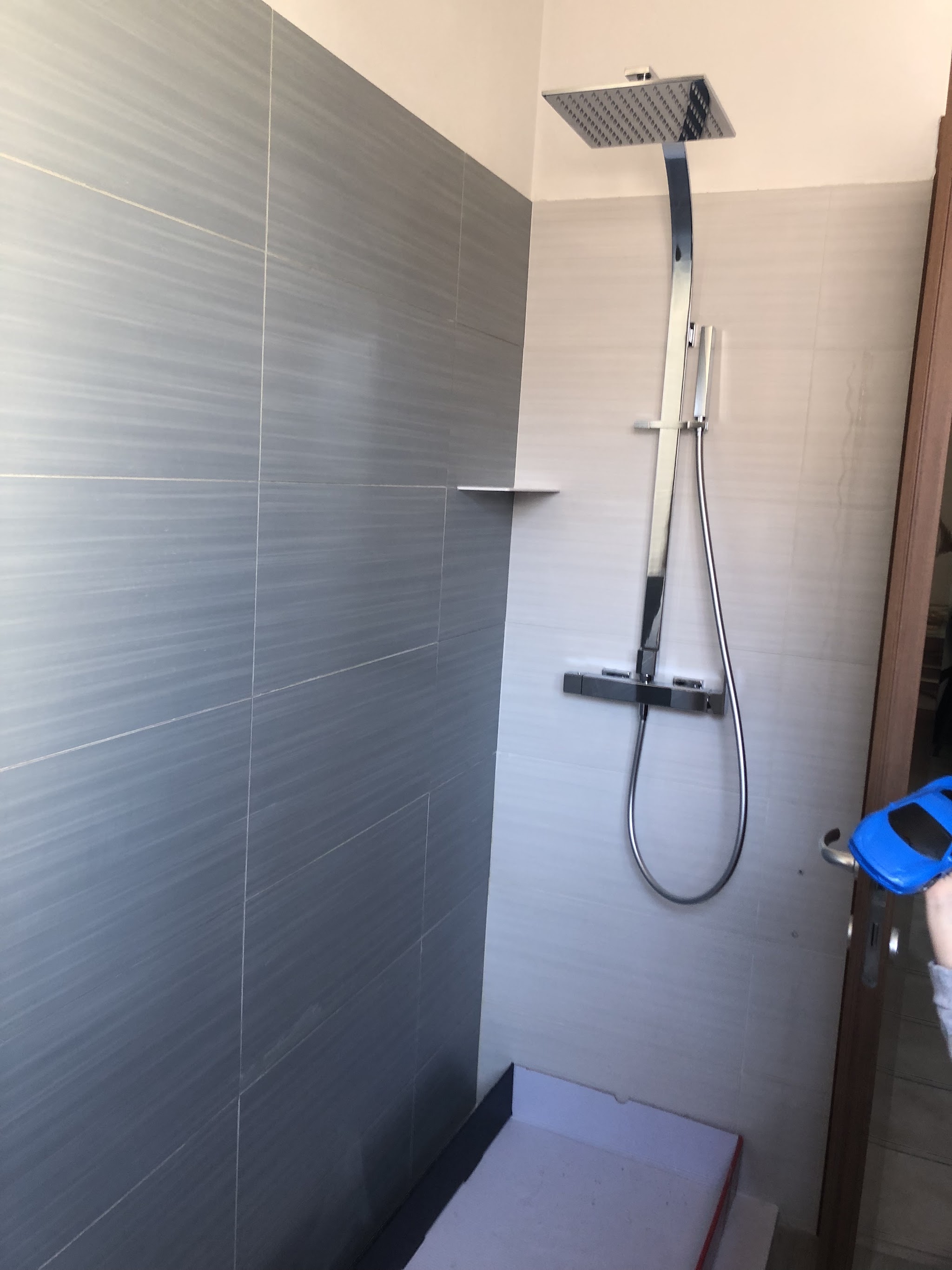 Doccia completa con colonna e rivestimenti coordinati