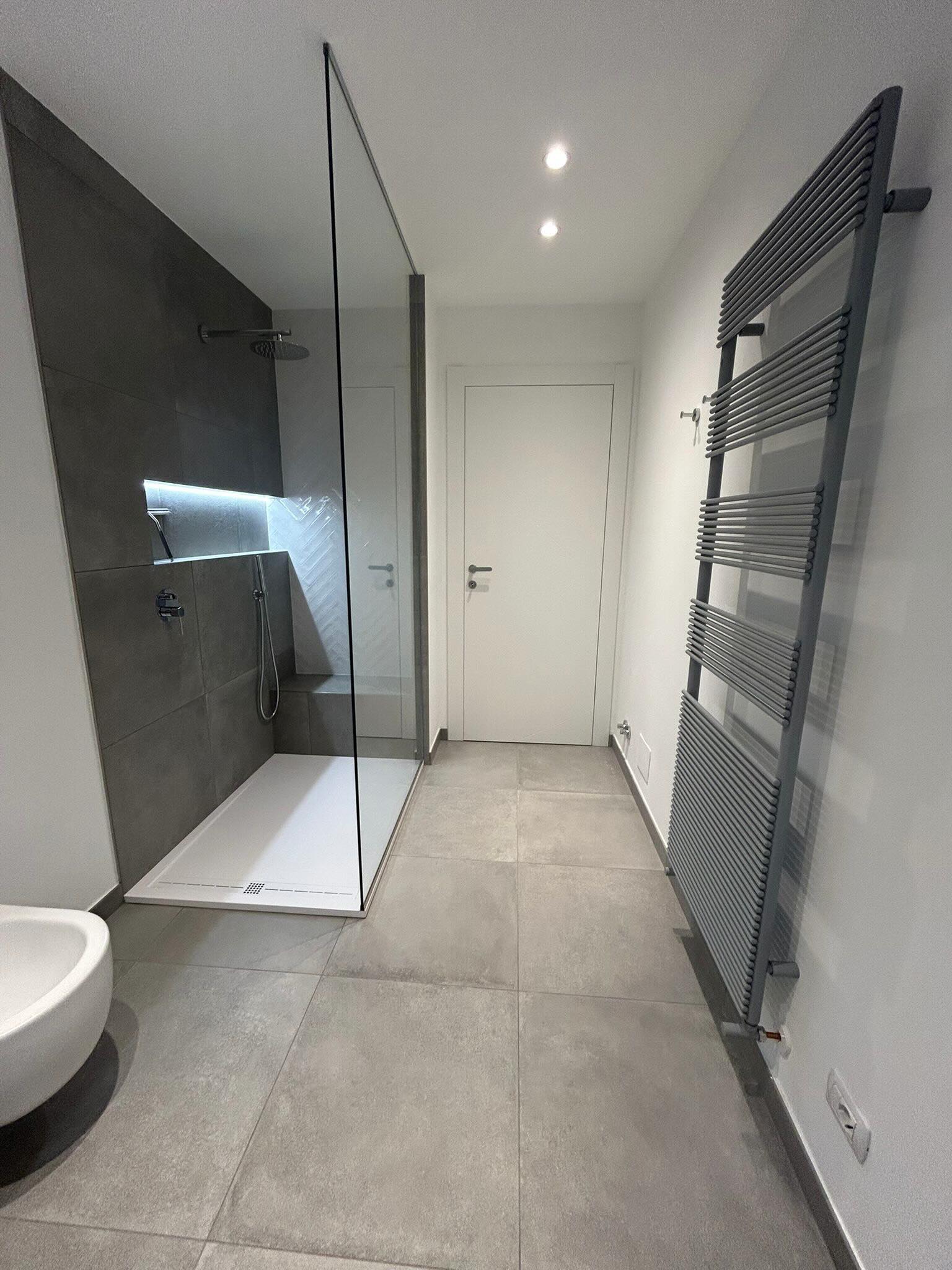 Bagno finito con doccia walk-in e termoarredo