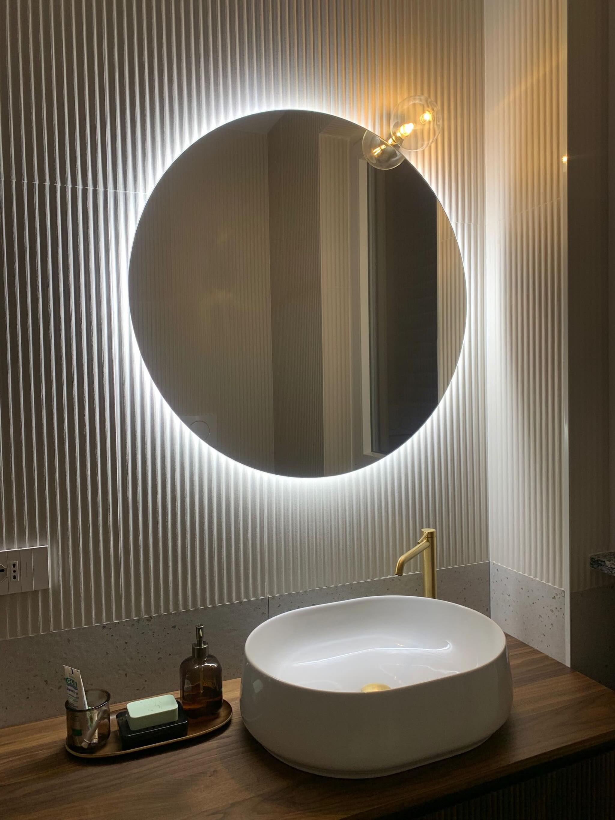 Lavabo con specchio retroilluminato e rivestimento scanalato