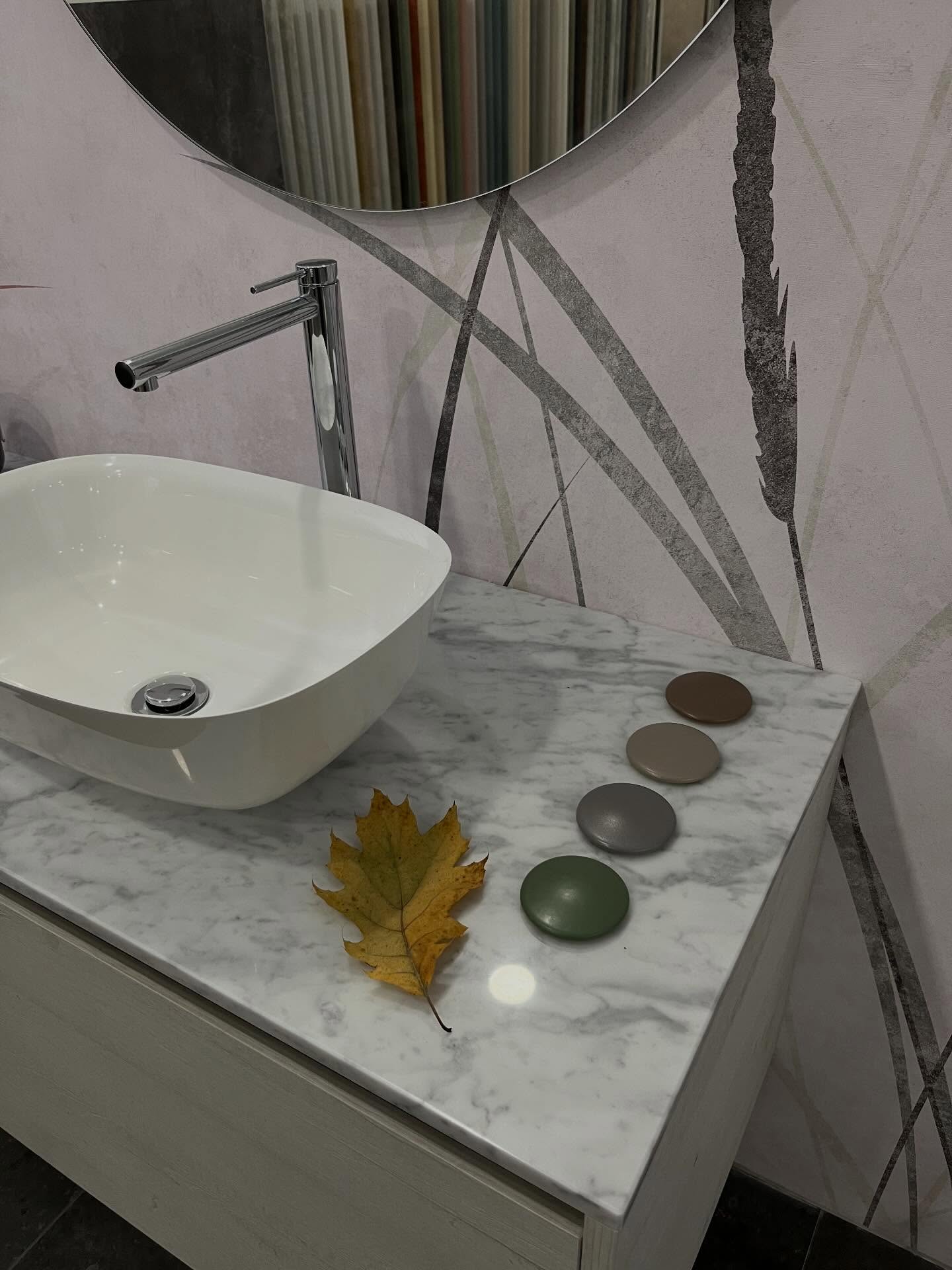 Lavabo con rivestimento grafico e piano in marmo